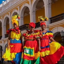 Mujeres con trajes típicos